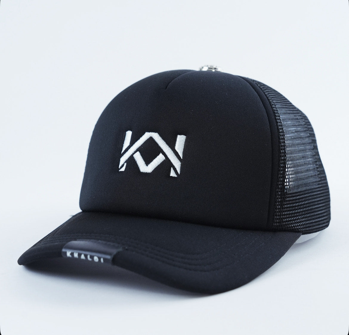 Casquette à logo brodé. Étiquette en cuir imprimé. Bouton personnalisé.