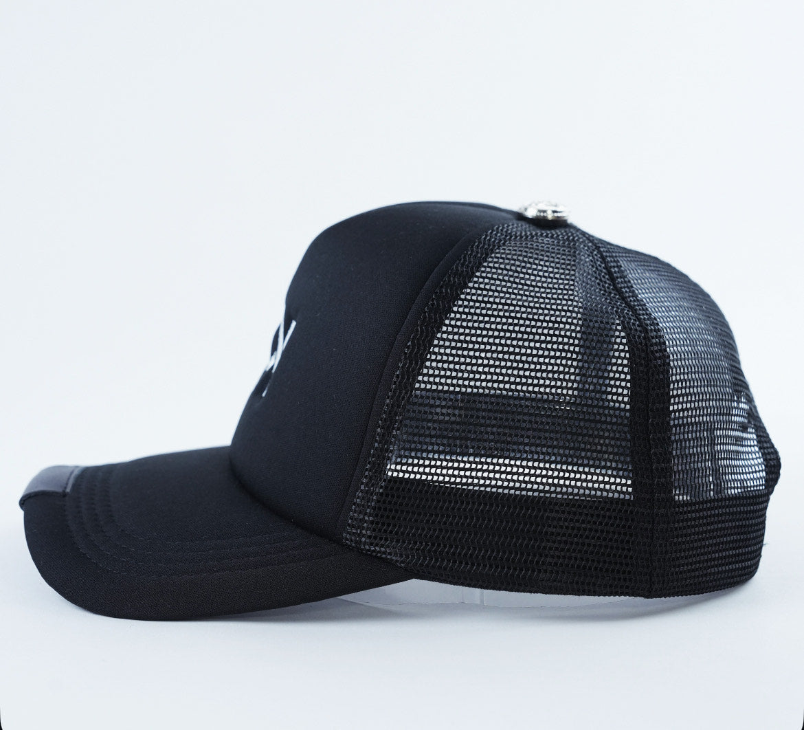 Casquette à logo brodé. Étiquette en cuir imprimé. Bouton personnalisé.