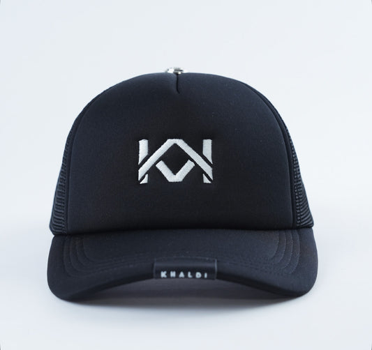 Casquette à logo brodé. Étiquette en cuir imprimé. Bouton personnalisé.