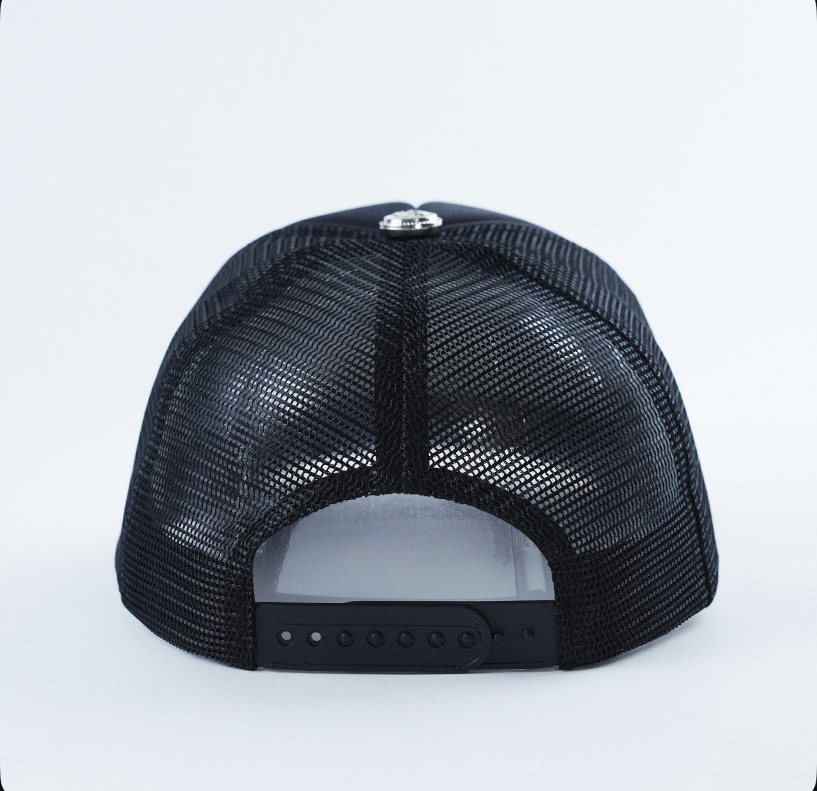 Casquette à logo brodé. Étiquette en cuir imprimé. Bouton personnalisé.